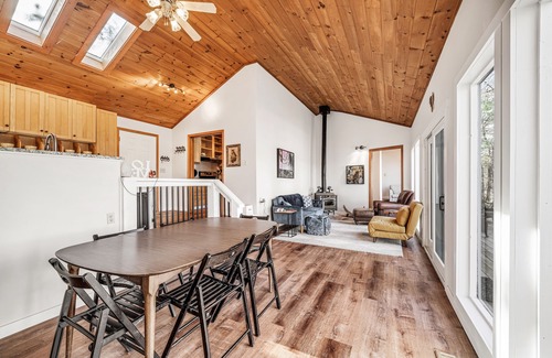 Ellijay House | Cozy dog-friendly home with mountain views, large balcony, wood stove & AC