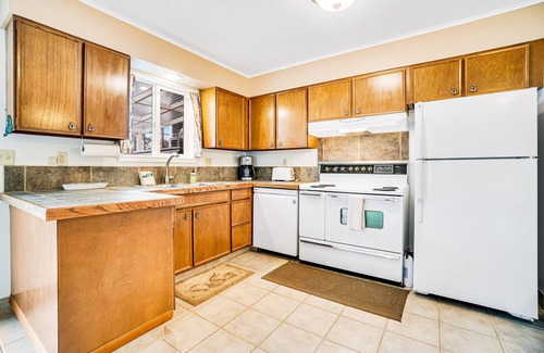 Tillamook House | Cozy dog-friendly home with ocean views, a private hot tub and washer & dryer