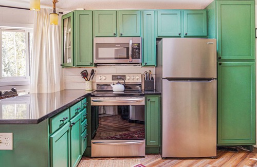 Breckenridge Cabin | Cozy dome cabin in Blue River forest 7 min to Breck. Pet friendly! On bus route!