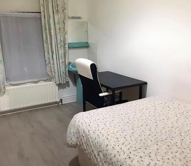 Glasnevin Bed & Breakfast | Cozy Double Room in Shared House R4 with Desk, Drumcondra, Dublin