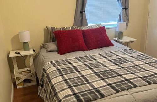 Montrose House | Cozy downtown bungalow minutes from Black Canyon