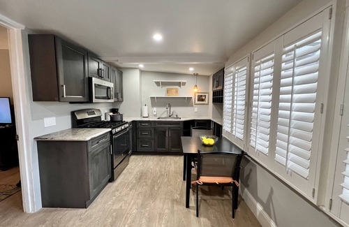 Downtown Burlingame Apartment | Cozy Downtown Burlingame Apt., Parking, 1/1
