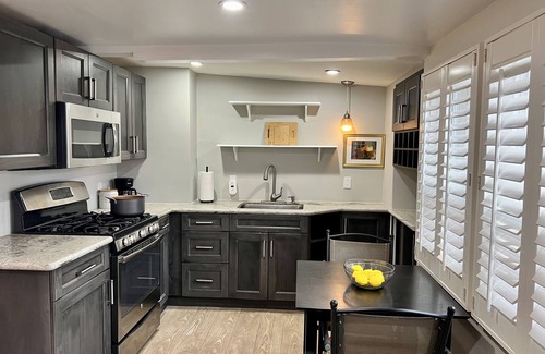 Downtown Burlingame Apartment | Cozy Downtown Burlingame Apt., Parking, 1/1