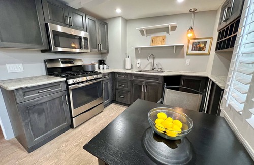 Downtown Burlingame Apartment | Cozy Downtown Burlingame Apt., Parking, 1/1