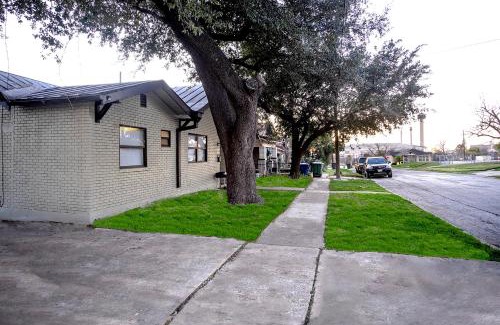 Nevada Street Apartment | Cozy Downtown Guest House 2BR/1BA Sleeps 8