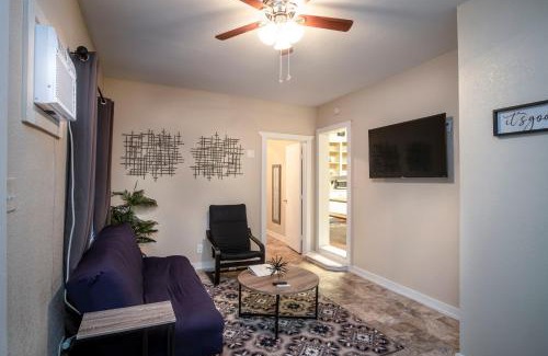 Nevada Street Apartment | Cozy Downtown Guest House 2BR/1BA Sleeps 8