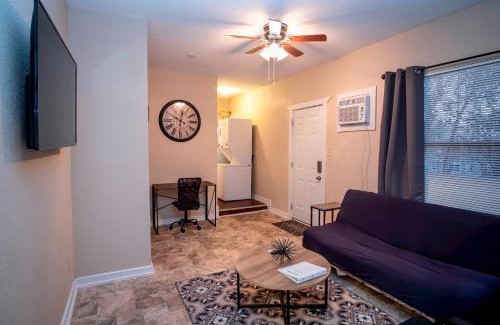 Nevada Street Apartment | Cozy Downtown Guest House 2BR/1BA Sleeps 8