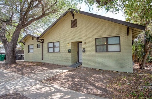 Nevada Street Apartment | Cozy Downtown Guest House 2BR/1BA Sleeps 8