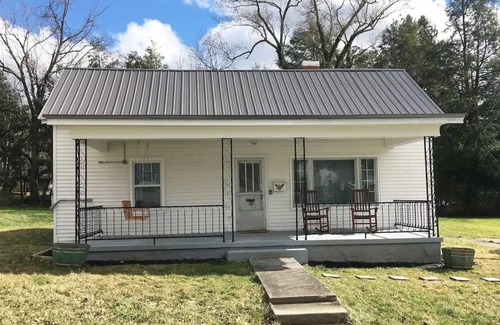 Fayetteville House | Cozy Downtown Home near NRGnn