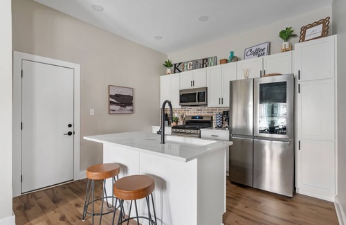 Holy Cross House | COZY DOWNTOWN HOME ONLY1 MILE FROM CENTER OF CITY - COMPLETELY RENOVATED!