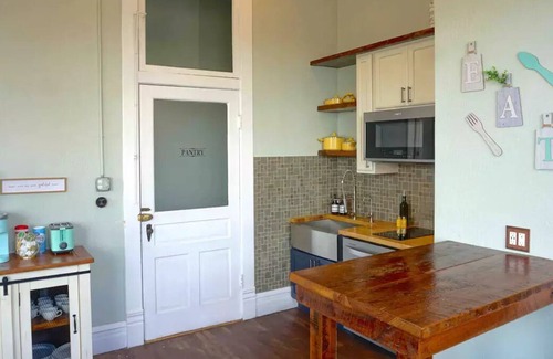 Palestine House | Cozy Downtown Loft With Beautiful Main Street View