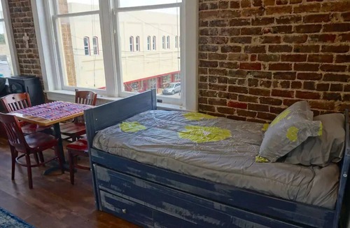 Palestine House | Cozy Downtown Loft With Beautiful Main Street View