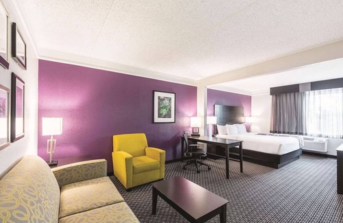 Arsenal Hotel | Cozy Downtown Retreat - Steps from The Alamo & River Walk Adventures