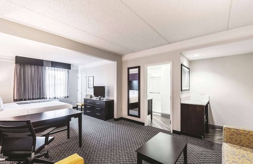 Arsenal Hotel | Cozy Downtown Retreat - Steps from The Alamo & River Walk Adventures