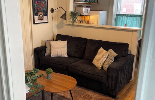 Old North End Apartment | Cozy Downtown Retreat - 5 min walk to Church St