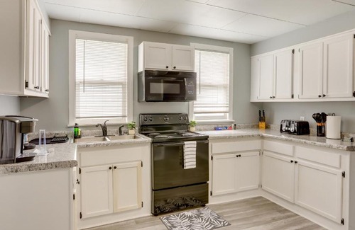Sandusky House | Cozy Downtown Sandusky Gem - 1 Mi to Lake Erie!