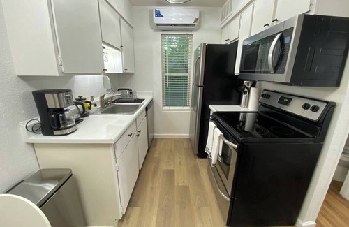 Hyde Park Apartment | Cozy Downtown studio