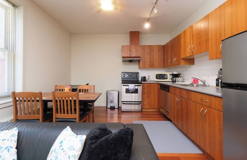 Coal Harbour Apartment | Cozy Downtown Vancouver Apartment Near Waterfront Station