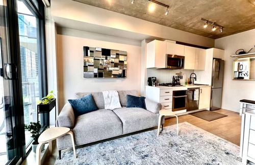 Connaught Apartment | Cozy DT Fantastic Amenities View Private Parking