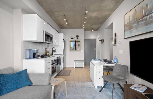 Connaught Apartment | Cozy DT Fantastic Amenities View Private Parking