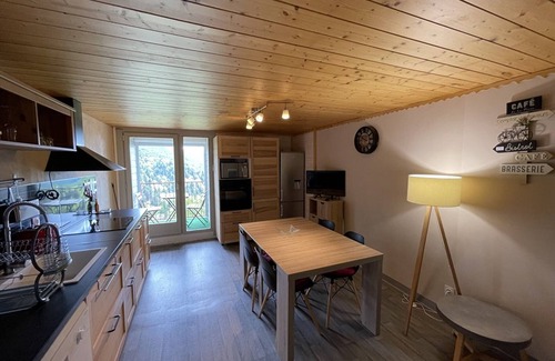 Saint-Jacques-des-Blats Apartment | Cozy duplex with balcony near slopes