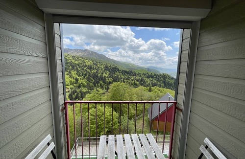 Saint-Jacques-des-Blats Apartment | Cozy duplex with balcony near slopes