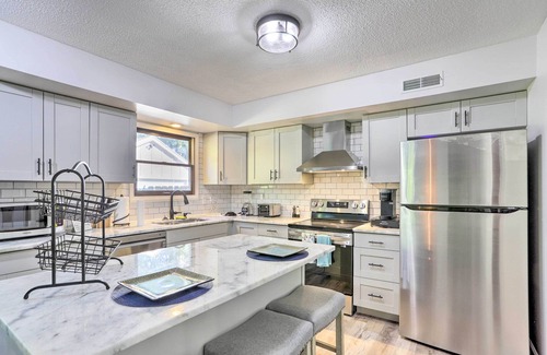Bedford Condo | Cozy Duplex Close to Toledo Botanical Garden
