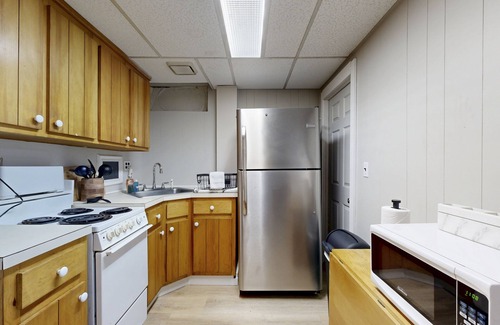 Ludlow House | Cozy duplex, first floor unit w/kitchen, shared fire pit, lake access, wifi, TV