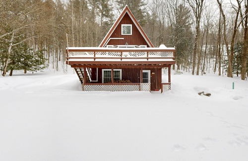Ludlow House | Cozy duplex, first floor unit w/kitchen, shared fire pit, lake access, wifi, TV