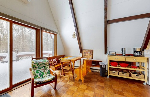 Ludlow House | Cozy duplex, upper floor w/balcony, mountain views, lake access, BBQ, fire pit