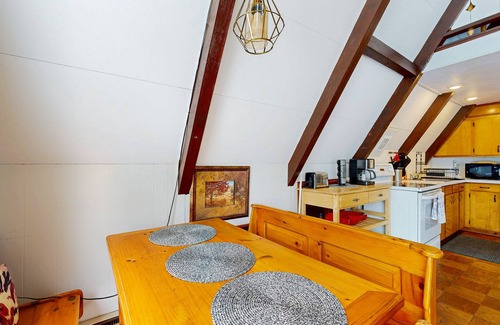 Ludlow House | Cozy duplex, upper floor w/balcony, mountain views, lake access, BBQ, fire pit