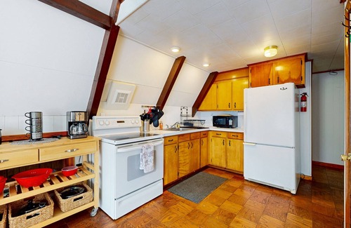 Ludlow House | Cozy duplex, upper floor w/balcony, mountain views, lake access, BBQ, fire pit