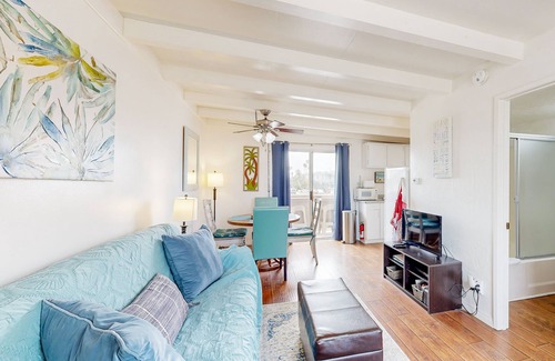 Pierpont Bay Apartment | Cozy duplex with oceanview balcony - steps to the beach