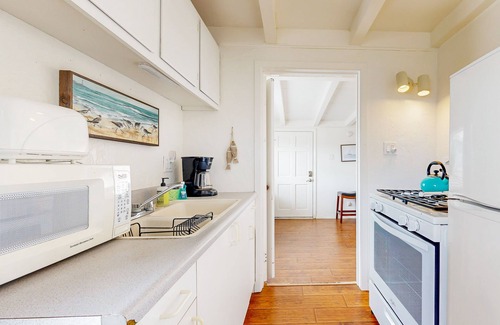 Pierpont Bay Apartment | Cozy duplex with oceanview balcony - steps to the beach