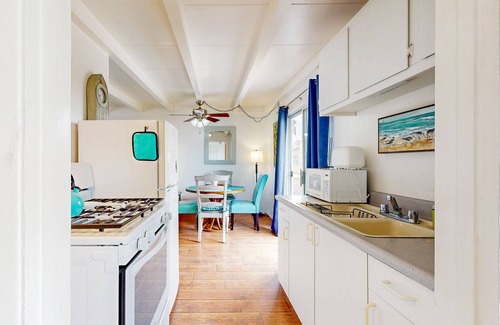 Pierpont Bay Apartment | Cozy duplex with oceanview balcony - steps to the beach