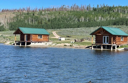 Daniel House | Cozy East Cabin on the Lake