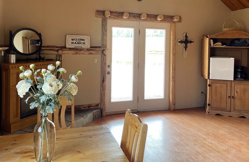 Daniel House | Cozy East Cabin on the Lake