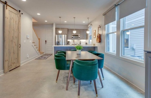 Greenwood House | Cozy East Nashville Retreats for 20