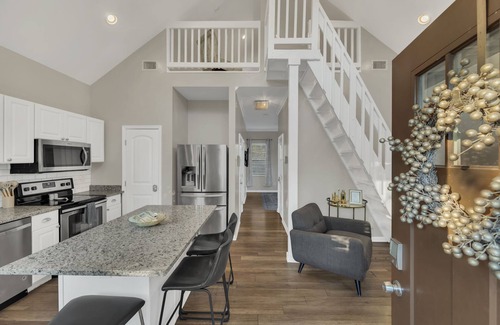 Greenwood Cottage | Cozy East Nashville Retreat with Hot Tub, Fire Pit & Outdoor Courtyard
