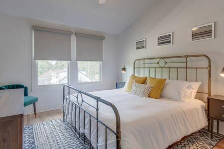 Greenwood House | Cozy East Nashville Retreats for 20