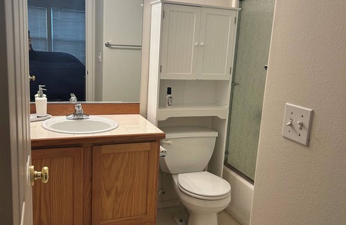 Gresham House | Cozy Eastside Townhome in charming East Gresham- 3 Bedroom with AC and WiFi!