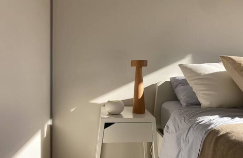Newnham Bed & Breakfast | Cozy Eco Home in Launceston, Tasmania. Voice control light, Blinds. EV charger.