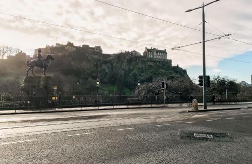 Blackburn House | Cozy Edinburgh Bungalow KEYWORKS CONTRACTERS BUSINESS TRAVELLERS free parking