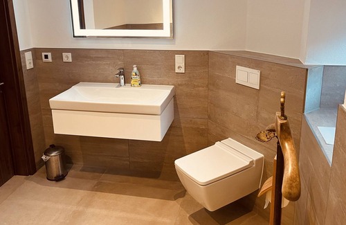 Lasel House | Cozy Eifel house with fireplace, bathtub & cinema entertainment with PlayStation