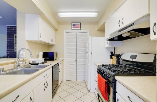 Thunderbird Apartment | Cozy El Paso Condo w/Patio ~ 7 Mi to Dtwn!