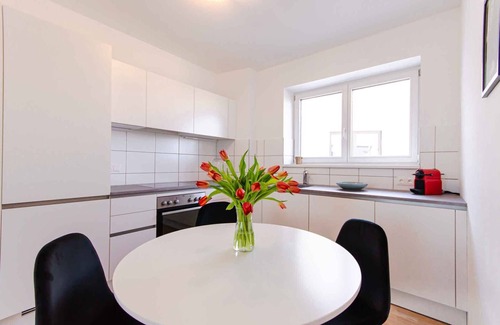 Weißgerber Apartment | ★Cozy & Elegant★ | Near Danube, ♛King Bed, Balcony
