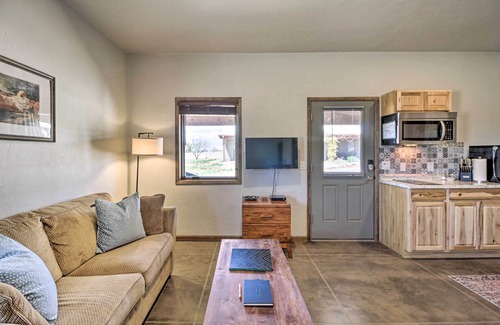 Elgin Apartment | Cozy Elgin Casita w/Gas Grill: Pets Welcome!