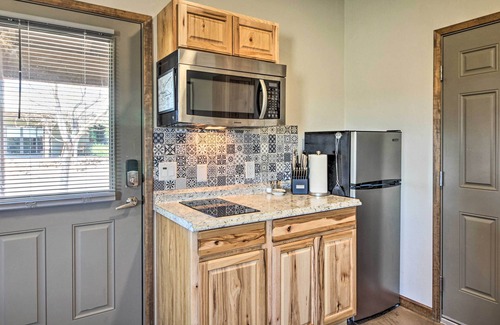 Elgin Apartment | Cozy Elgin Casita w/Gas Grill: Pets Welcome!