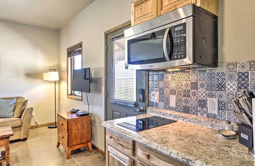 Elgin Apartment | Cozy Elgin Casita w/Gas Grill: Pets Welcome!