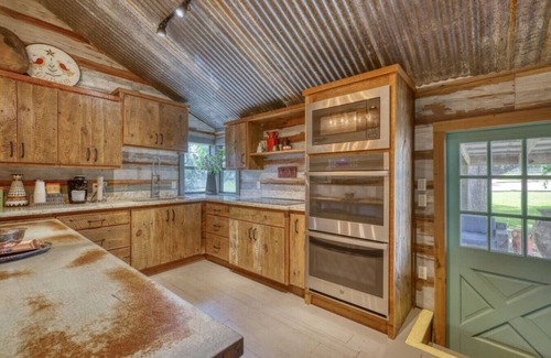 Round Top Cabin | Cozy & enchanting historical cabin in Round Top!